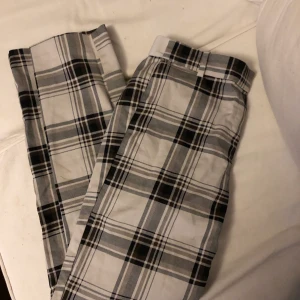 Rutiga byxor strl M - Säljer då de är lite för korta på mig (är 172cm). Superfina byxor som passar till allt. Tror även de kan passa storlek small då jag är mellan s/m