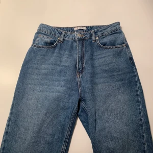 Mom jeans från Nakd strl 38 - Jätte snygga mom jeans från Nakd i strl 38. Start bud 100kr⚡️