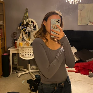 Blå/grå långärmad tröja från NAKD - Tröja i storlek S. Använt typ en/två gånger så i perfekt skick. Sitter tajt