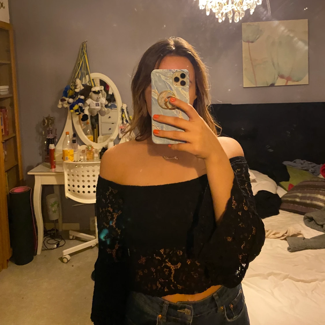 Svart spets topp med vida ärmar.  - 90