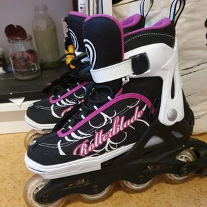 Super coola rullskridskor  - 🦇💕 så fina rullskridskor i bra skick som tyvärr har blivit för små för mig. Du kan ändra storleken på dem. Frakt ingår ej 💕🦇