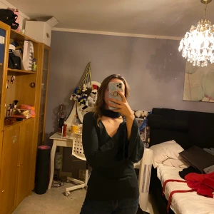 Mörk grön tröja från bubbleroom  - Mörkgrön tröja med väldigt fina vida ärmar. Aldrig använd från bubbleroom i S. Bra passform, den är lagom tajt och sitter bekvämt. 