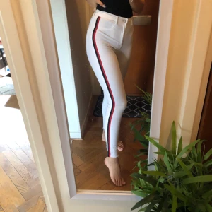 Vita jeans med rand - Jeans från Zara med en röd/svart rand längs benen. Väldigt bekväma och stretchiga!
