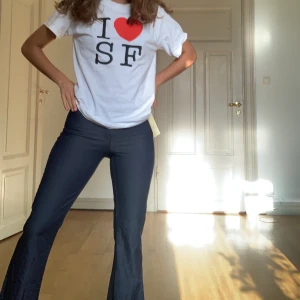 Byxor - Sköna jeansliknande byxor från senso, inköpta på secondhand men måste tyvärr sälja då de inte passade mig som jag ville! Är ner till fötterna på mig som är 162, står ingen storlek men skulle gissa på s,34 & allt under 27💗💗