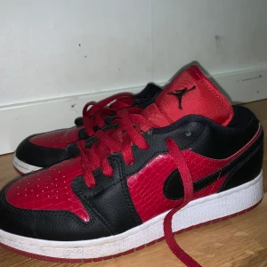 Coola Nike air jordans 1 low  - Pris diskuterbart,Sparsamt använda, storlek 38, köpte dom från basketzone. Super sköna buda 