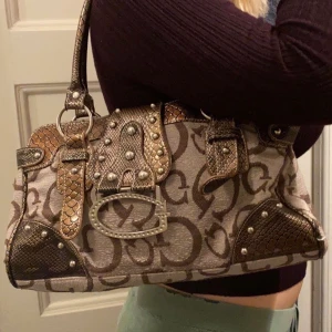 Guess,handväska - Helt oanvänd guess handväska,får plats med mycket i,💕,säljer bara för bra bud