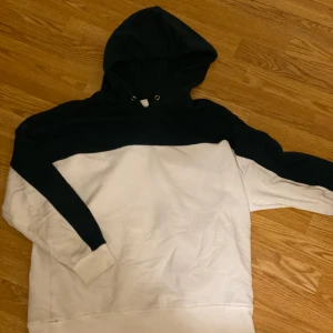 Hoodie - Saknar snöre i luvan och en mindre fläck längst ner på mudden