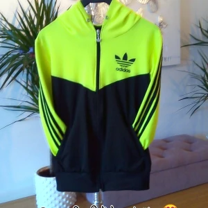 Adidas tröja i nyskick 😃 - Ovanlig tröja med luva från Adidas, står storlek S men passar även M 👌 finns i Västerås 🌸🌸🌸
