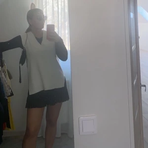 Stickad väst - Säljer min fina stickade väst från hm, i bra skick och endast använd några få gånger. Kom gärna med egna bud också