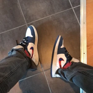 Nike air jordans - Säljer nu mina äkta jordans i väldigt bra skick. Nike märket är flerfärgat orange,blå, lila och rött. Buda från 1000 🤜🏽 🌟 kan mötas upp i stockholm