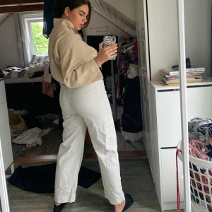 byxor ifrån weekday - coola jeans med sömar! som nya! från weekday, storlek 38. säljer för 100kr