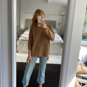 WERA beige stickad tröja i XS/S - Beige stickad tröja från WERA i storlek XS/S. Tröjan är något längre baktill vilket är en fin detalj. Tillverkad i 80% ull. Köparen står för frakt (spårbart)! Jag kan självklart skicka med rekommenderat om det önskas 🥰