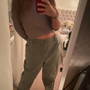 Vintage jeans  - Skit snygga vintage jeans i grå grön! Tyvärr alldels för stora då de är i stl 27-28 alltså 38 ungefär men önskade att de hade passat😢kan tänka mig att dessa blir skit snygga som har en större stl än mig!!😡buda!💫