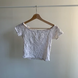 Vit croptop  - Vit ”spets” croptop  som funkar att ha som off shoulder eller vanligt, strl xs. Skriv om du är intresserad eller undrar något💕