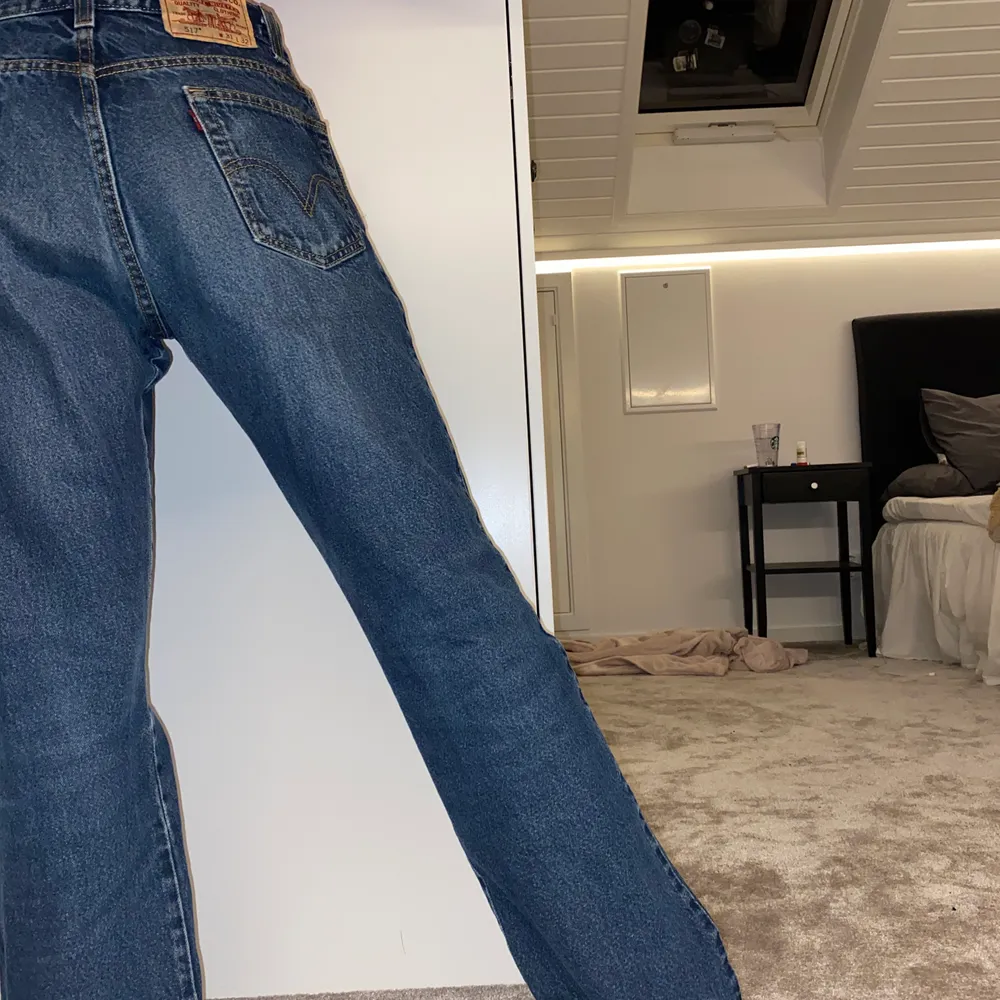 Säljer dessa lågmidjade jeans som är köpta secondhand. Sitter jättefint men är lite för stora för mig för min smak. Jag är 168 cm lång och dom går ner till marken som ni ser på första bilden. Buda i kommentarerna! FRAKT BETALAR KÖPAREN!❤️. Jeans & Byxor.