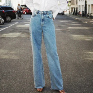 Slutsålda Zara jeans  - De populära zara jeansen. 90s full lengt. BUDA I KOMMENTARERNA! Jag har storlek 36 men har insett att dem tyvärr är lite förstora för mig. Använda vid 2 tillfällen. Jag är 168cm lång och dem är lite förlånga för mig. 😊 funkar att klippa 