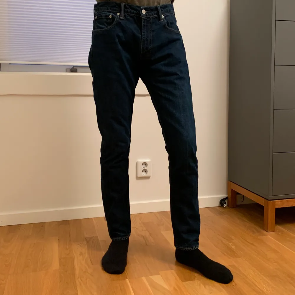 Säljer dessa Levis jeans i modell 520! Nästintill oanvända. De första 2 bilderna gör inte färgen rättvisa utan är mer som sista i verkligheten. Modellen är 187 🤩. Jeans & Byxor.