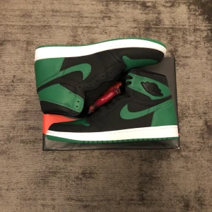Air Jordan 1 High Pine Green  - Hej. Jag säljer ett helt nytt par Air Jordan 1 High Pine Green i storlek 46 för 2500kr.                    Fraktar samma eller nästa dag efter betalning.