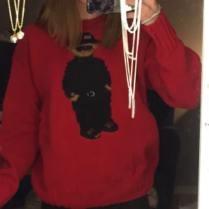 Ralph lauren polo tröja🌶 - En fin röd tröja med en björn på❤️ fint skick. PRISET KAN DISKUTERAS🔮 storleken är XL men passar också m💕