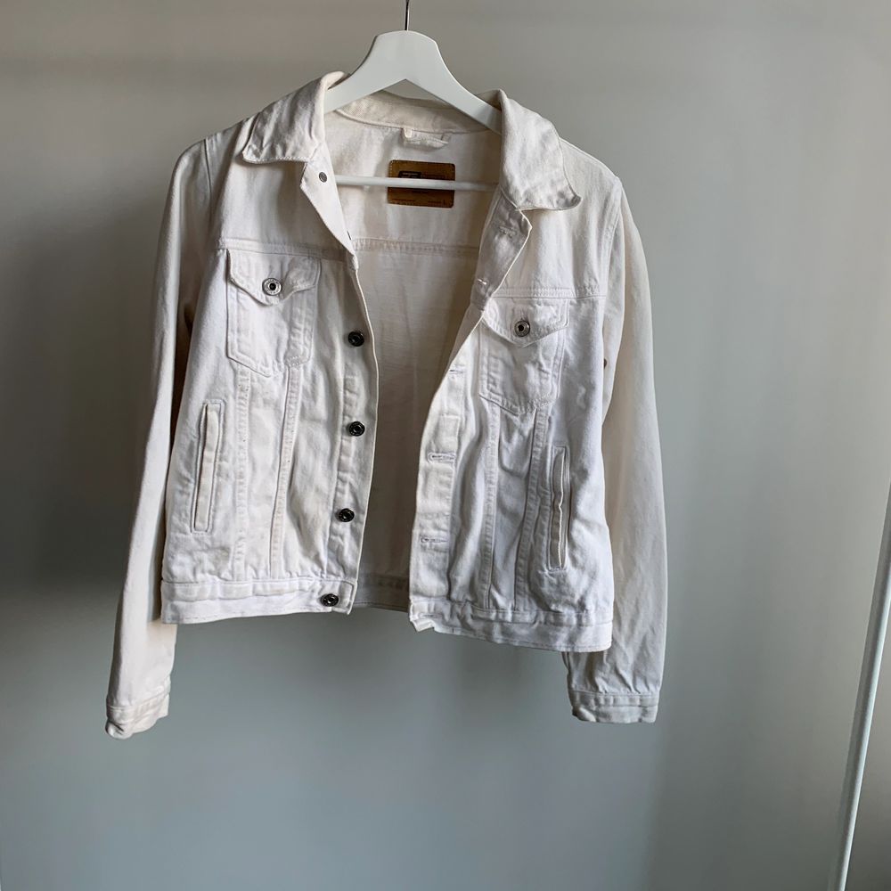 Vit jeans jacka, är inte super vit längre men ska försöka bleka så den blir vitare, strl L men är lite mindre i storleken. Skriv om du är intresserad eller undrar något💕. Jackor.