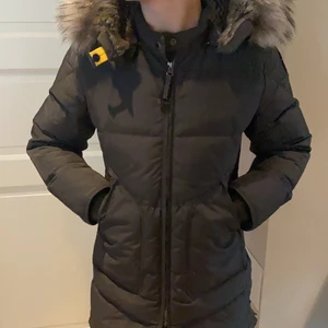 Parajumper vinter jacka (äkta päls ingår) orginal pris 6500 kr. - Strlk xs/s (militär grön )inte så många som har. jättevarm och skön, äkta päls dessutom i luvan.