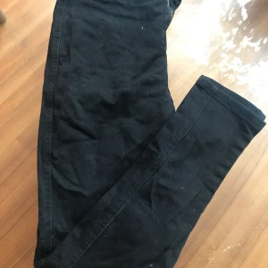 Black jeans  - High wasted jeans, never wore them but they’ve been just in a box with the text of my clothes for a while so they look a bit tired haha 😂