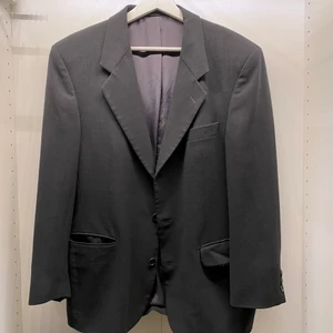 Mörkgrå kavaj - En mörkgrå kavaj köpt på secondhand. Bra skick men få slitningar som inte syns 