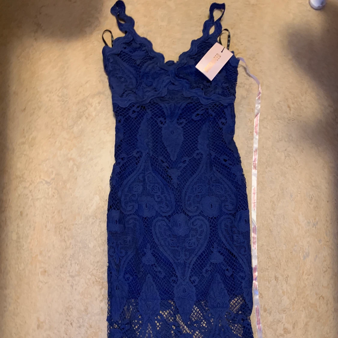 Spetsklänning i marinblå  - 90