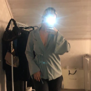 BALZER nakd  - Med slits i ärmarna