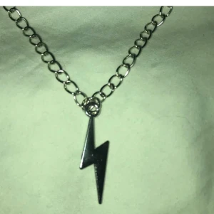 halsband  - silvrigt blixthalsband, frakt 11kr. skriv vid frågor