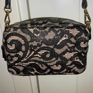 Axelväska  - Äkta Victorias Secret axelväska, köpt för ett något år sen men använd mindre än 5 gånger, det är därför jag säljer. Frakt ingår (42kr).