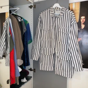 Dress - Randig dress från monki! Ascool! Går även att ha varförsig, lika snyggt då! Byxorna är strl. 40 och jackan strl. M 🤩