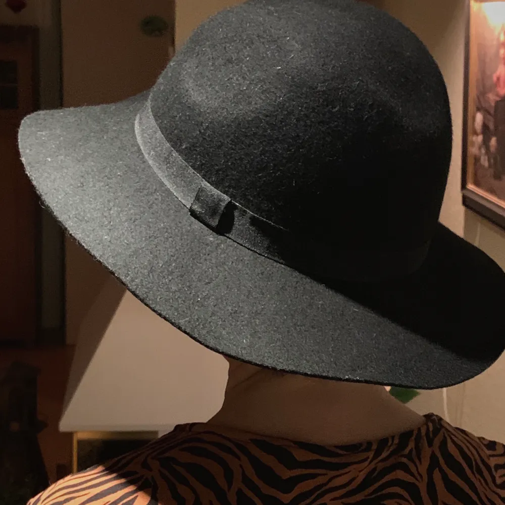 Snygg svart hatt i fint skick, One size. Skulle säga att den passar bäst på de med lite mindre/medelstora huvuden.. Övrigt.