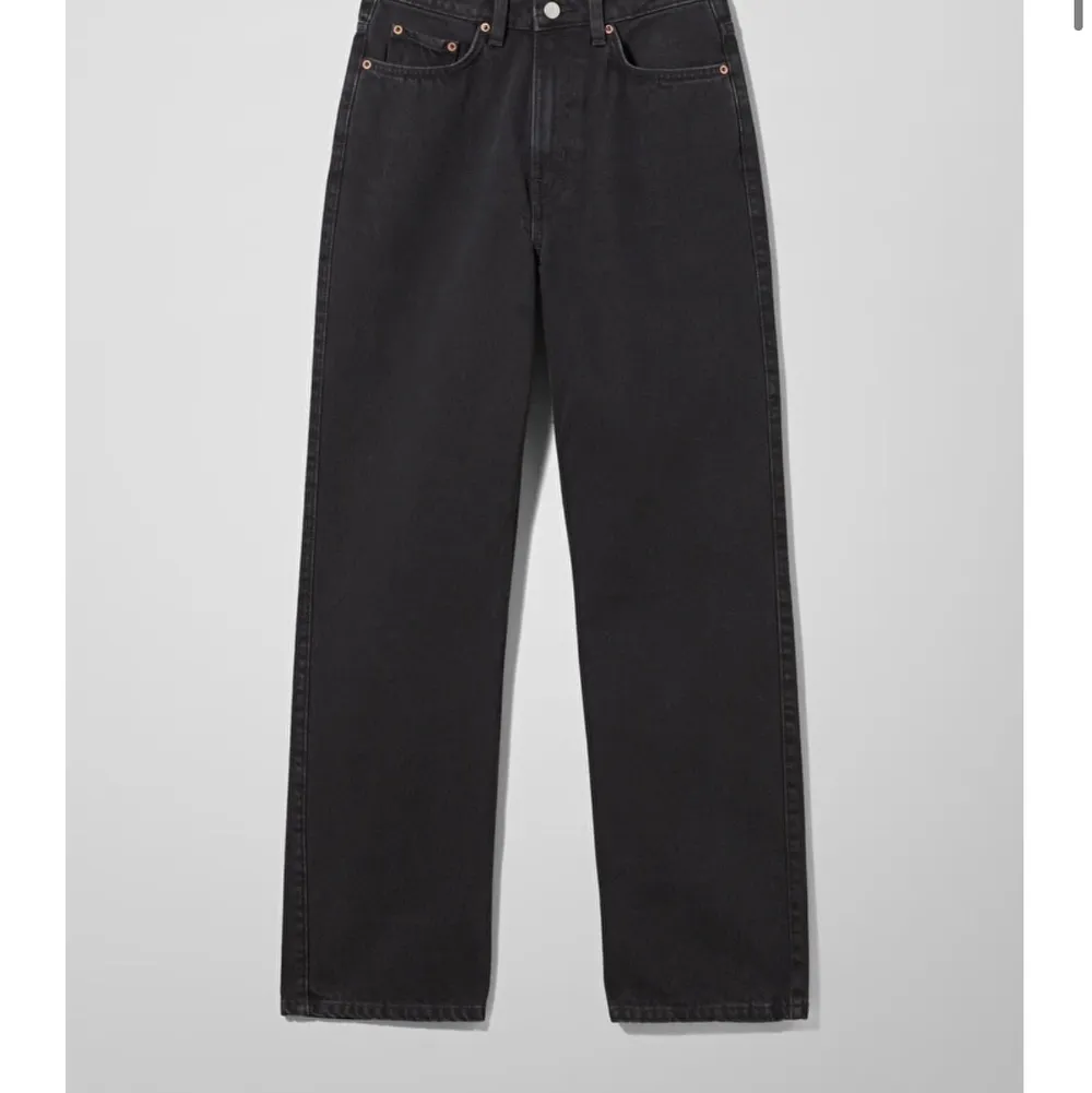 Svarta jättesnygga straight-jeans med lite mom-fit från weekday! De är inte alls mycket använda och helt nyskick skulle jag säga. Jag har klippt av typ 1cm av dem för att få en lite mer sliten kant (kolla bild 2). Storlek 28/32🙌🏻. Jeans & Byxor.
