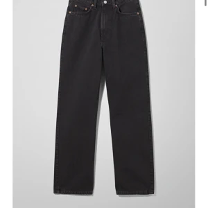 Mom jeans - Svarta jättesnygga straight-jeans med lite mom-fit från weekday! De är inte alls mycket använda och helt nyskick skulle jag säga. Jag har klippt av typ 1cm av dem för att få en lite mer sliten kant (kolla bild 2). Storlek 28/32🙌🏻