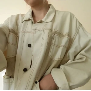 Vintage Jacka ifrån 80 talet⚡️⚡️ - Säljer min supercoola vintage jacka som är köpt på HM under 80 talet. Många coola detaljer på framsidan och även många fickor. Den har även äkta läder detaljer på framsidan! Sitter lite oversized på mig som vanligtvis har S så den passar allt mellan S-L i storlek! ⚡️ Skriv gärna om du har frågor om jackan😊