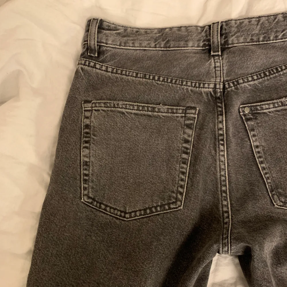 Ett par skitcoola gråa jeans från HM som inte längre finns kvar att köpa. Glitter pärlor på framsidan men inte på baksidan. Strl 26, ser ut som nya. Köpte står för frakt 💕 buda i kommentarerna . Jeans & Byxor.
