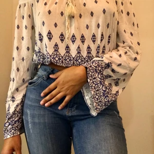 HM (DIVIDED)-  stl M  - En topp i mycket gott skick som använts sparsamt, oxh som passar både S/M. Nypris var ca 200kr - nu 90kr. Köparen står för frakt .🐠