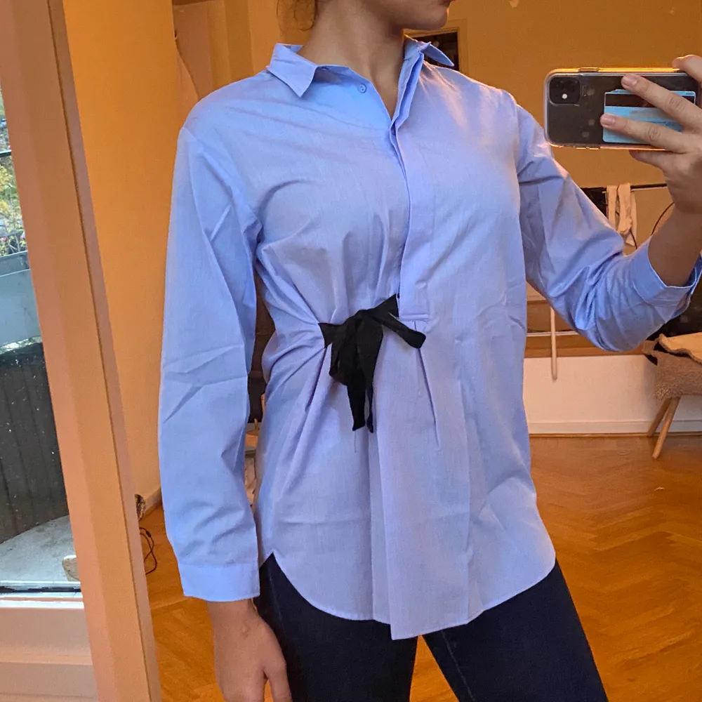Säljer en superfin blus/skjorta ifrån Zara i stl s då den inte kommer till användning. Prislapp finns kvar då den är oanvänd och köpt för 300kr det är bara att skriva för fler bilder/frågor.. Puserot.