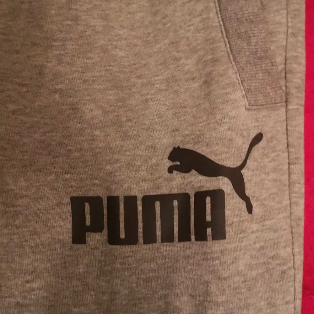 Grå Puma mjukis i bra skick!! Storlek M. . Jeans & Byxor.