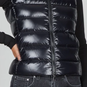 Moncler väst.  - Söker en moncler väst storlek ca/s