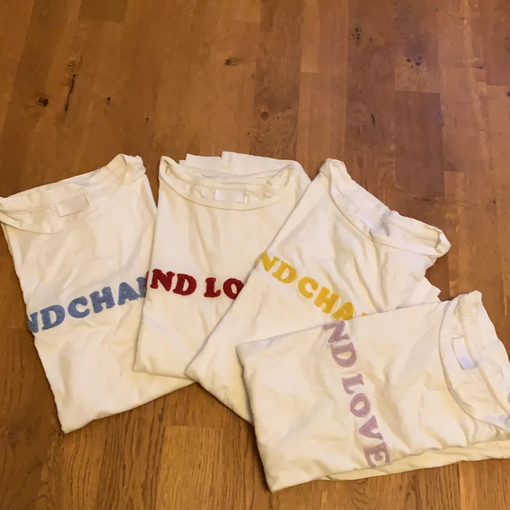 4 stycken t-shirts, med samma tryck och storlek men olika färger. 75kr/ styck . T-shirts.