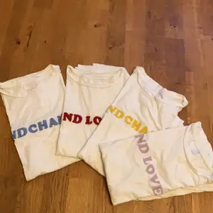4 stycken t-shirts, med samma tryck och storlek men olika färger. 75kr/ styck 