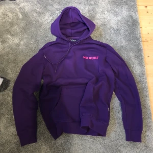 Hoodie ifrån carlings - Lila hoodie med tryck ifrån carlings, storlek S. Nyskick!!