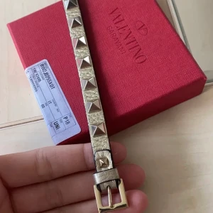 Valentino armband  - jättefint valentino armband. självklart äkta. säljer då jag vill köpa en annan färg. skriv så kan jag skicka fler bilder. kvitto och låda finns💝💝 lånade bilder