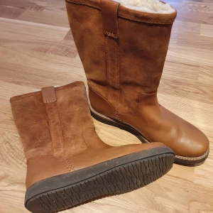Clarks stövletter size 38 - New, warm,  in very good condition winter boots. Haven't worn them. Payment method Swish. Buda från 400. Shipping price not included 
