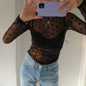 Meshtröja med stjärnor  - Meshtröja från Zara med stjärnor på. Asnajs att ha som den är eller med en T-shirt över så bara armarna syns ut!!🐝🐝 knappt använd!