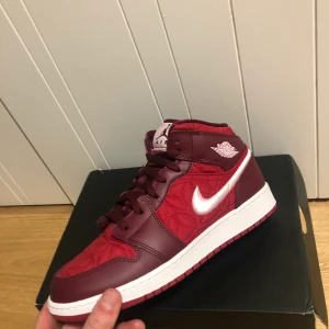Jordan 1 Mid Red Quilt - Säljer dessa, nya (DS) med kvitto. Size US 7 / EU 40. Pris 1300kr, bud från 1100kr. Köpare betalar frakt :) skriv vid frågor, fler bilder osv