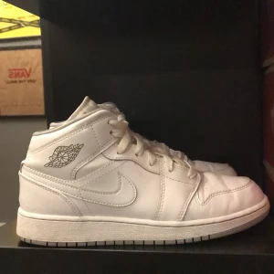 Jordan air 1 mid - Säljer pga kommer inte till användning! Jättefina skor som kan användas till allt. Startbud 450kr! Buda i kommentarerna! Köp direkt för 700kr