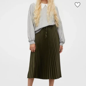 Grön plisserad kjol - Super fin grön plisserad kjol från h&m. Helt ny & oanvänd! Prislappen finns kvar! Säljs då jag har flera stycken